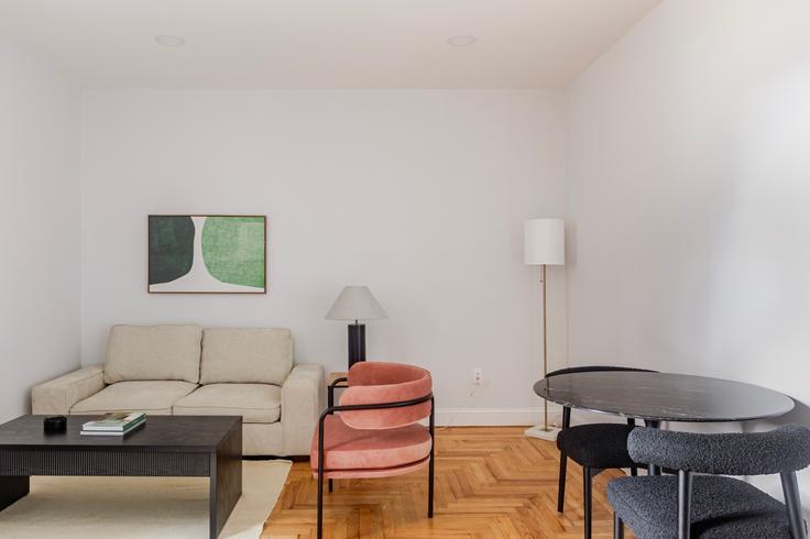 Salle de séjour élégante avec mobilier moderne dans un appartement à 141 Joralemon Street à Brooklyn, New York Salle de séjour élégante avec mobilier moderne dans un appartement à 141 Joralemon Street à Brooklyn, New York