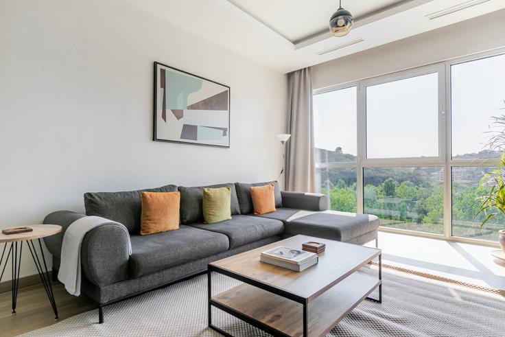 Elegante sala de estar con mobiliario moderno en un apartamento en Ağaoğlu 1453 en Sarıyer, İstanbul Elegante sala de estar con mobiliario moderno en un apartamento en Ağaoğlu 1453 en Sarıyer, İstanbul
