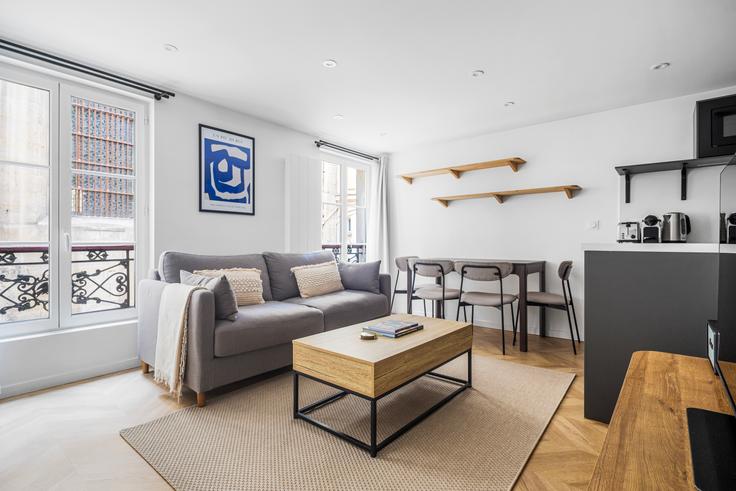 Salle de séjour élégante avec mobilier moderne dans un appartement à Saint Antoine 97 à 3rd arrondissement, Paris