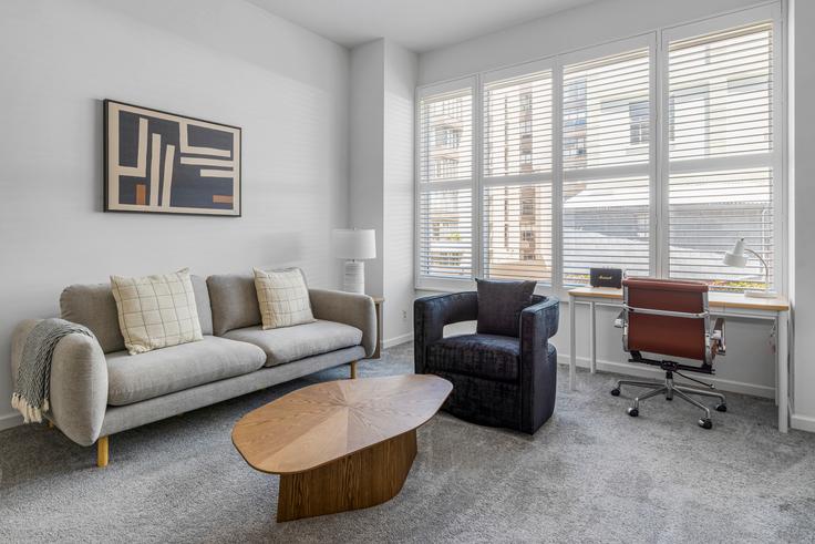 San Francisco, San Francisco에 위치한 240 Lombard 아파트의 세련된 인테리어가 돋보이는 거실