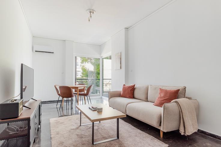 Salle de séjour élégante avec mobilier moderne dans un appartement à Eleftheriou Venizelou V à East Athens, Athens