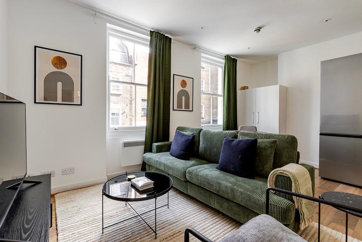 Salle de séjour élégante avec mobilier moderne dans un appartement à 52 Tottenham Street à City of Westminster, London Salle de séjour élégante avec mobilier moderne dans un appartement à 52 Tottenham Street à City of Westminster, London