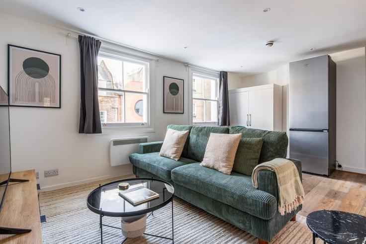 Salle de séjour élégante avec mobilier moderne dans un appartement à 52 Tottenham Street à City of Westminster, London Salle de séjour élégante avec mobilier moderne dans un appartement à 52 Tottenham Street à City of Westminster, London