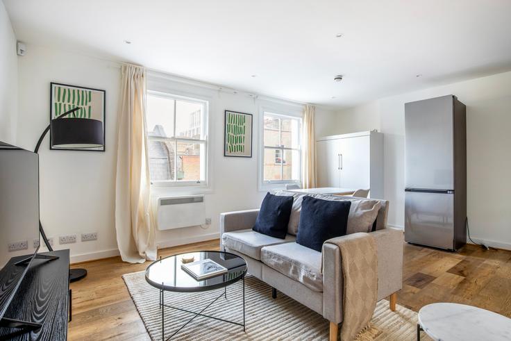 Salle de séjour élégante avec mobilier moderne dans un appartement à 52 Tottenham Street à City of Westminster, London Salle de séjour élégante avec mobilier moderne dans un appartement à 52 Tottenham Street à City of Westminster, London