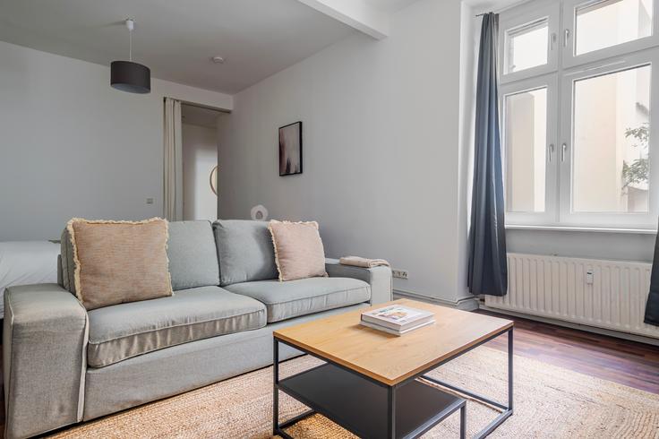 Elegant gestaltetes Wohnzimmer mit moderner Einrichtung in einer Wohnung im Immanuelkirchstraße 23, 10405, Berlin in Berlin, Berlin Elegant gestaltetes Wohnzimmer mit moderner Einrichtung in einer Wohnung im Immanuelkirchstraße 23, 10405, Berlin in Berlin, Berlin