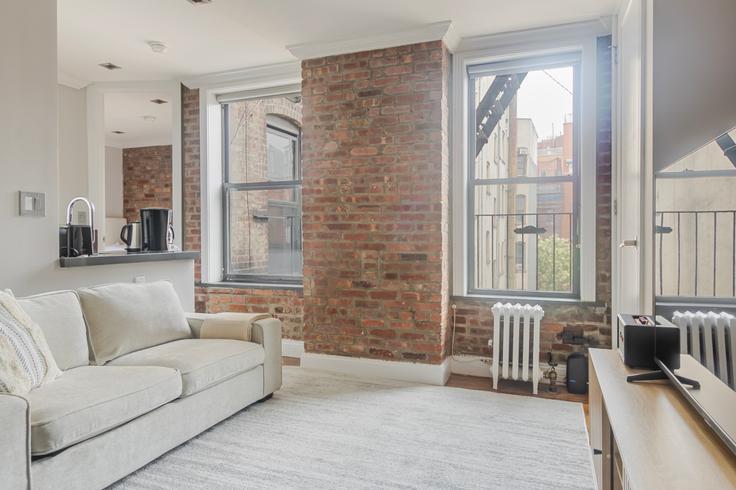 Manhattan, New York에 위치한 234 Mott St 아파트의 세련된 인테리어가 돋보이는 거실 Manhattan, New York에 위치한 234 Mott St 아파트의 세련된 인테리어가 돋보이는 거실