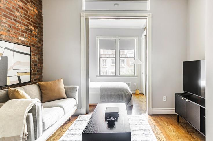 New York Manhattanの234 West 14thのアパートメントにある、モダンな家具を備えたエレガントなデザインのリビングルーム