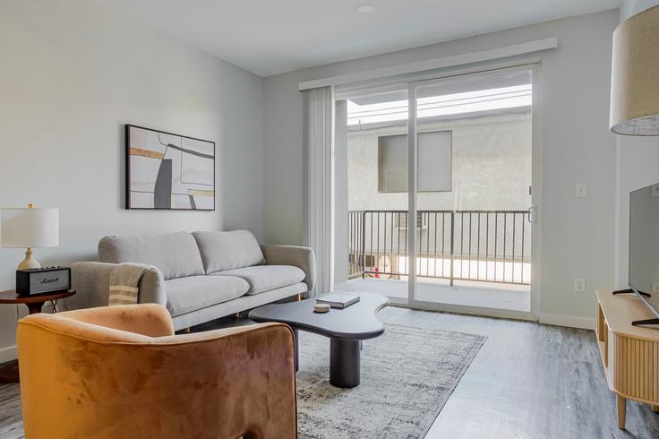 Sala de estar elegantemente projetada com móveis modernos em um apartamento no 2820 Sawtelle Blvd em Los Angeles, Los Angeles
