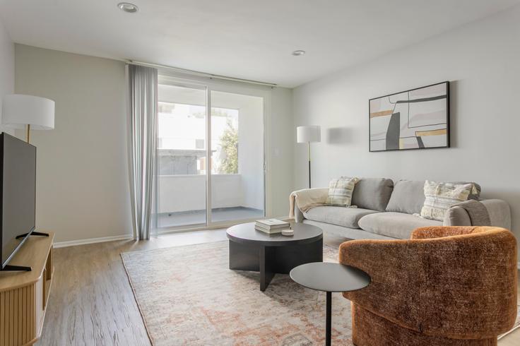 Los Angeles, Los Angeles에 위치한 1371 S Beverly Glen 아파트의 세련된 인테리어가 돋보이는 거실 Los Angeles, Los Angeles에 위치한 1371 S Beverly Glen 아파트의 세련된 인테리어가 돋보이는 거실