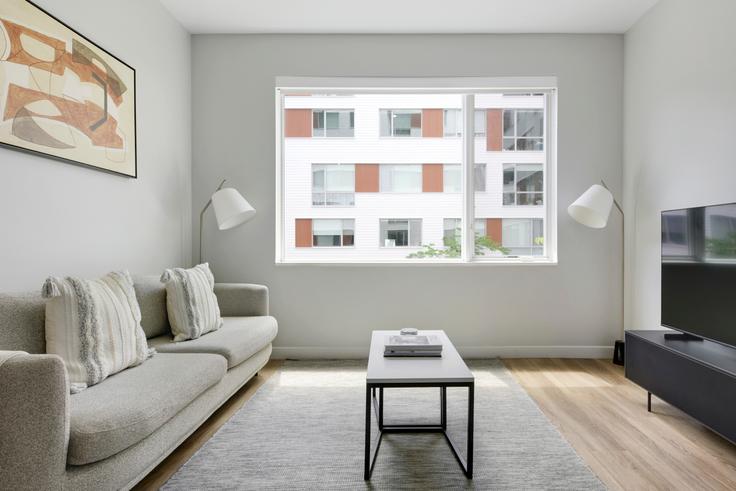 Sala de estar elegantemente projetada com móveis modernos em um apartamento no Prism Apartments em Cambridge, Cambridge Sala de estar elegantemente projetada com móveis modernos em um apartamento no Prism Apartments em Cambridge, Cambridge
