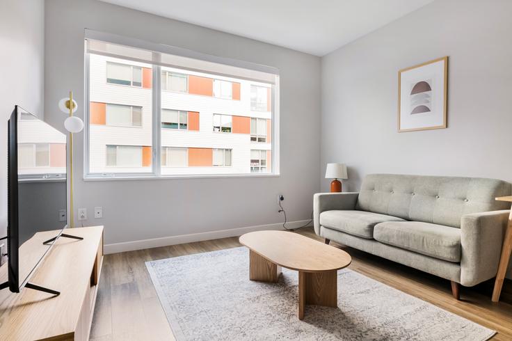 Sala de estar elegantemente projetada com móveis modernos em um apartamento no Prism Apartments em Cambridge, Cambridge