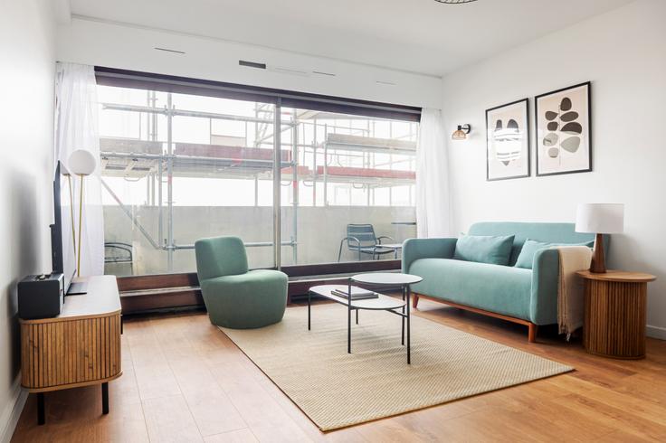 15th arrondissement, Paris에 위치한 Vaugirard 374 아파트의 세련된 인테리어가 돋보이는 거실 15th arrondissement, Paris에 위치한 Vaugirard 374 아파트의 세련된 인테리어가 돋보이는 거실