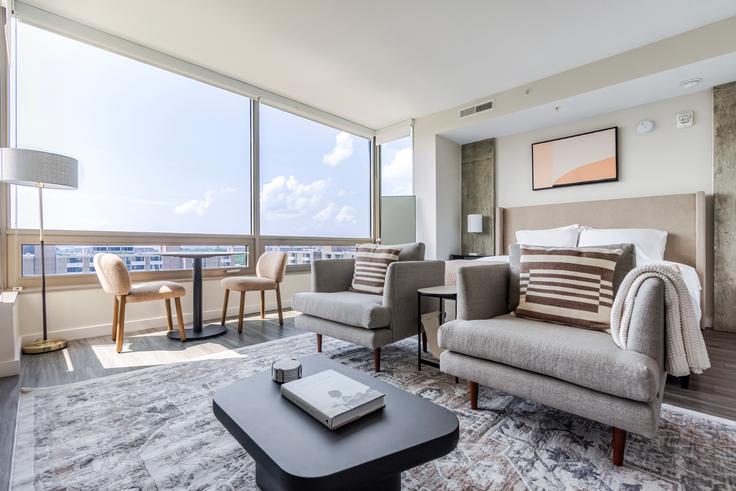 Elegante sala de estar con mobiliario moderno en un apartamento en Artline en Washington, Washington