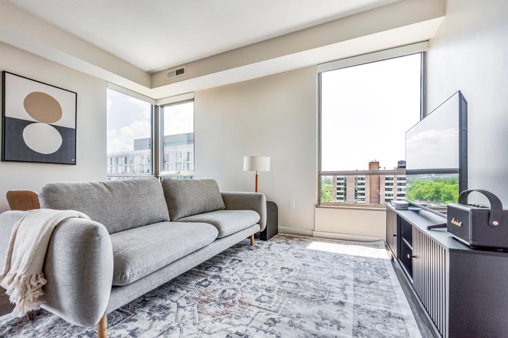 Elegant gestaltetes Wohnzimmer mit moderner Einrichtung in einer Wohnung im Artline in Washington, Washington