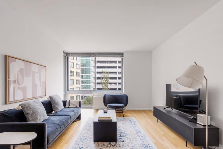 Queens, New York에 위치한 Avalon riverview 아파트의 세련된 인테리어가 돋보이는 거실 Queens, New York에 위치한 Avalon riverview 아파트의 세련된 인테리어가 돋보이는 거실