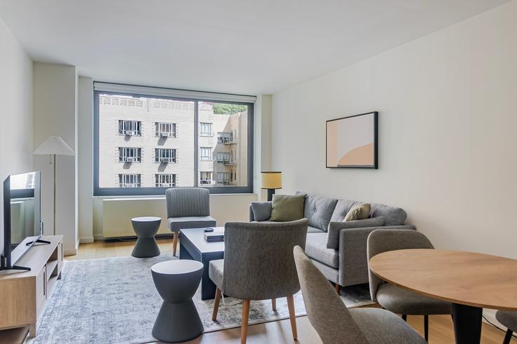 Elegante sala de estar con mobiliario moderno en un apartamento en The Westminster en Manhattan, New York