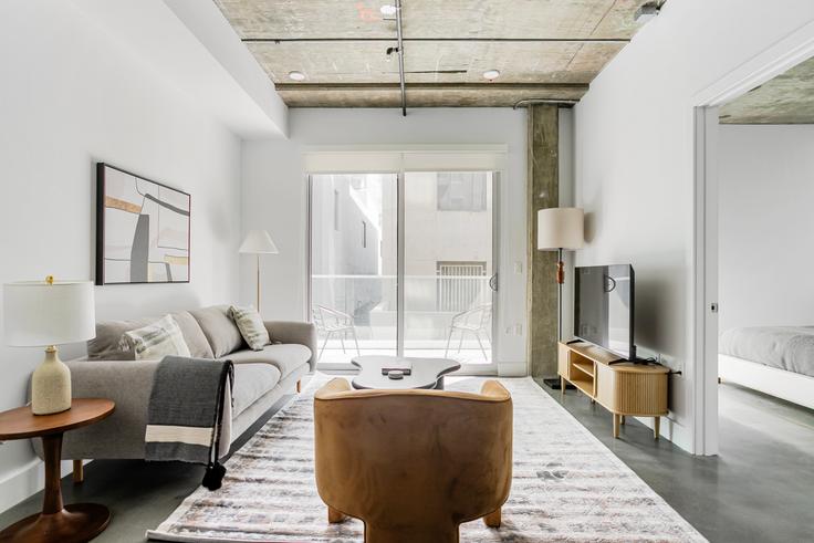 Elegante sala de estar con mobiliario moderno en un apartamento en 3838 en Los Angeles, Los Angeles Elegante sala de estar con mobiliario moderno en un apartamento en 3838 en Los Angeles, Los Angeles