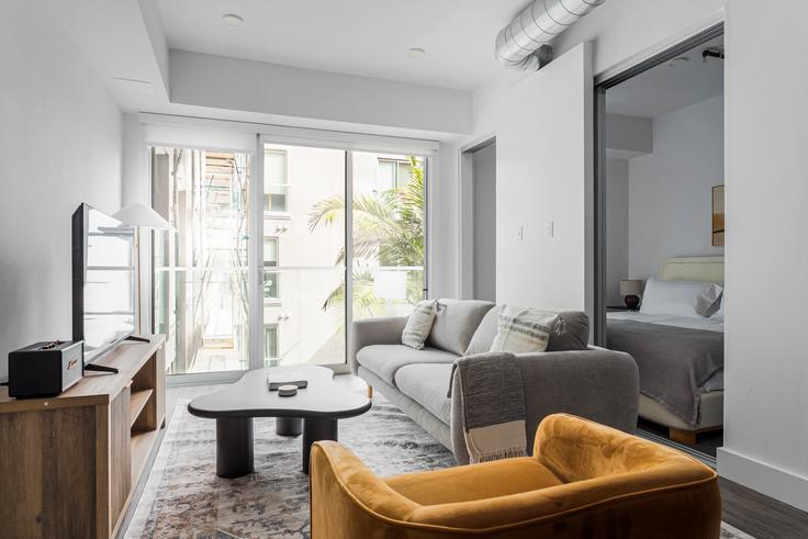 Elegant gestaltetes Wohnzimmer mit moderner Einrichtung in einer Wohnung im 3838 in Los Angeles, Los Angeles Elegant gestaltetes Wohnzimmer mit moderner Einrichtung in einer Wohnung im 3838 in Los Angeles, Los Angeles