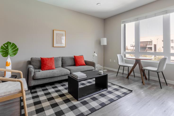 Salle de séjour élégante avec mobilier moderne dans un appartement à Prado Apartments à Santa Clara, Santa Clara