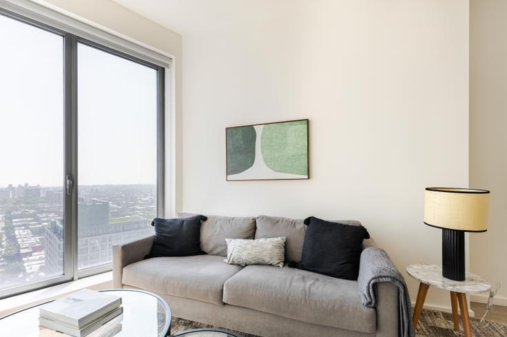 Brooklyn, New York에 위치한 The Axel 아파트의 세련된 인테리어가 돋보이는 거실 Brooklyn, New York에 위치한 The Axel 아파트의 세련된 인테리어가 돋보이는 거실