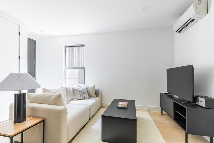 New York Brooklynの70 Middaghのアパートメントにある、モダンな家具を備えたエレガントなデザインのリビングルーム New York Brooklynの70 Middaghのアパートメントにある、モダンな家具を備えたエレガントなデザインのリビングルーム