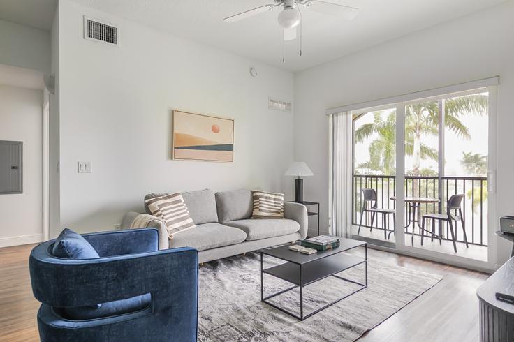 Elegant gestaltetes Wohnzimmer mit moderner Einrichtung in einer Wohnung im Avalon Miramar in Miramar, Miramar Elegant gestaltetes Wohnzimmer mit moderner Einrichtung in einer Wohnung im Avalon Miramar in Miramar, Miramar