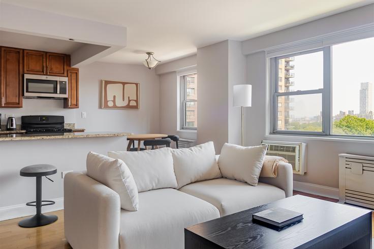 Elegant gestaltetes Wohnzimmer mit moderner Einrichtung in einer Wohnung im Central Park Gardens in Manhattan, New York Elegant gestaltetes Wohnzimmer mit moderner Einrichtung in einer Wohnung im Central Park Gardens in Manhattan, New York