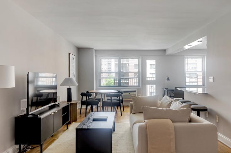Elegante sala de estar con mobiliario moderno en un apartamento en Central Park Gardens en Manhattan, New York Elegante sala de estar con mobiliario moderno en un apartamento en Central Park Gardens en Manhattan, New York