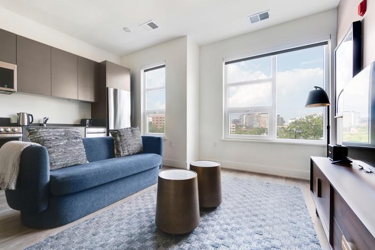 Washington, Washington에 위치한 1324 North Capitol St NW 아파트의 세련된 인테리어가 돋보이는 거실