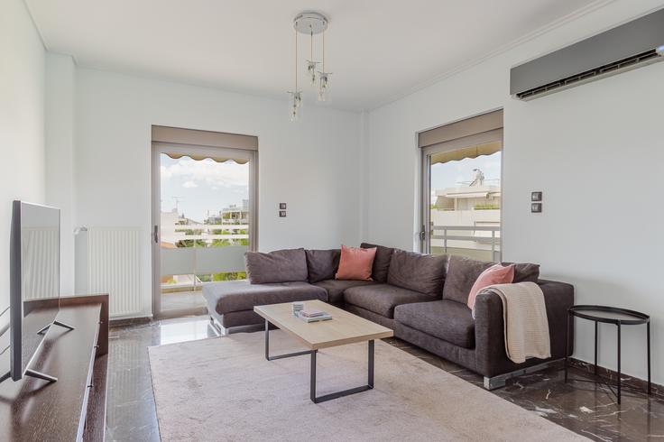 Salle de séjour élégante avec mobilier moderne dans un appartement à Stratigou Lekka 57, Marousi à North Athens, Athens Salle de séjour élégante avec mobilier moderne dans un appartement à Stratigou Lekka 57, Marousi à North Athens, Athens