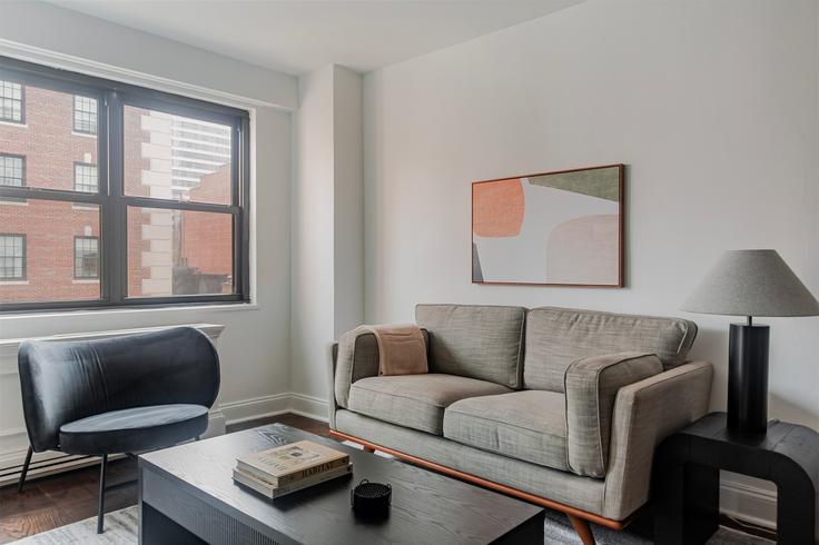 Manhattan, New York에 위치한 Lexington Towers 아파트의 세련된 인테리어가 돋보이는 거실 Manhattan, New York에 위치한 Lexington Towers 아파트의 세련된 인테리어가 돋보이는 거실