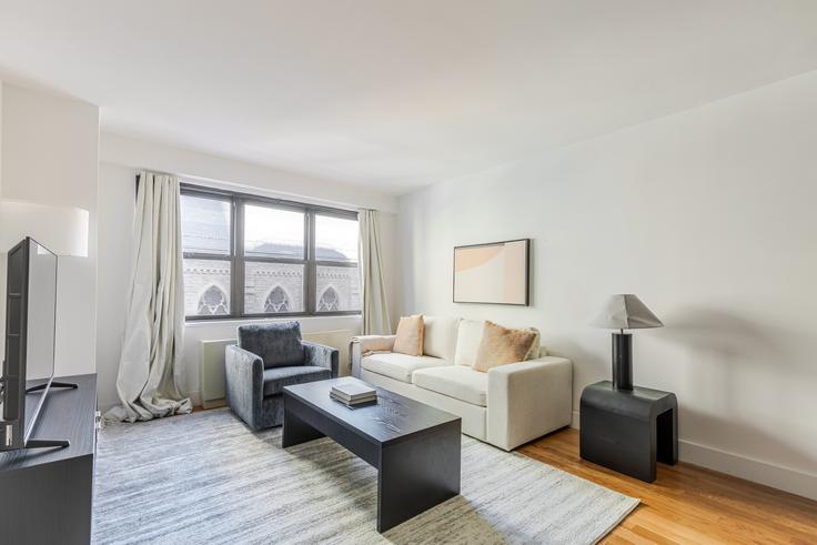 Manhattan, New York에 위치한 Lexington Towers 아파트의 세련된 인테리어가 돋보이는 거실 Manhattan, New York에 위치한 Lexington Towers 아파트의 세련된 인테리어가 돋보이는 거실