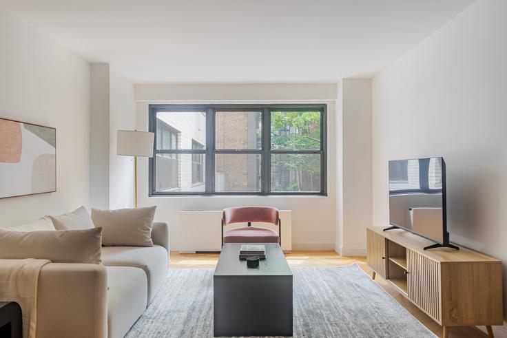Manhattan, New York에 위치한 Lexington Towers 아파트의 세련된 인테리어가 돋보이는 거실 Manhattan, New York에 위치한 Lexington Towers 아파트의 세련된 인테리어가 돋보이는 거실