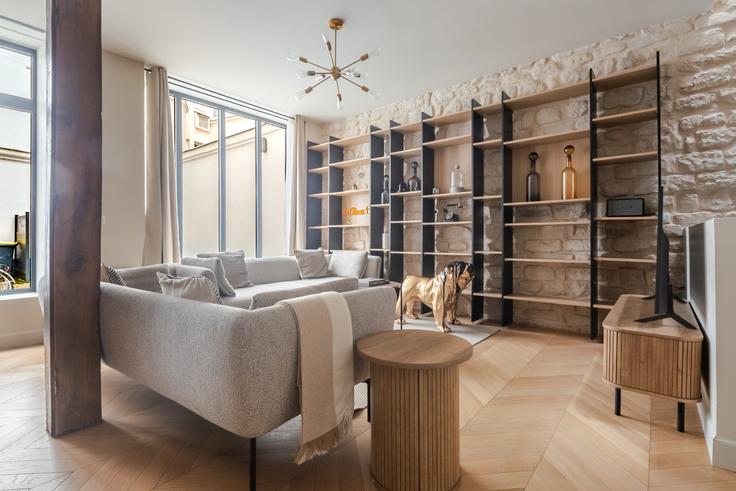 Salle de séjour élégante avec mobilier moderne dans un appartement à Abbé Grégoire 37 à 6th arrondissement, Paris