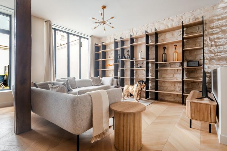 6th arrondissement, Paris에 위치한 Abbé Grégoire 37 유닛의 세련된 인테리어가 돋보이는 거실