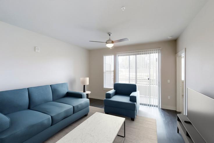 Salle de séjour élégante avec mobilier moderne dans un appartement à Avalon red rocks à Dakota Ridge, Dakota Ridge Salle de séjour élégante avec mobilier moderne dans un appartement à Avalon red rocks à Dakota Ridge, Dakota Ridge