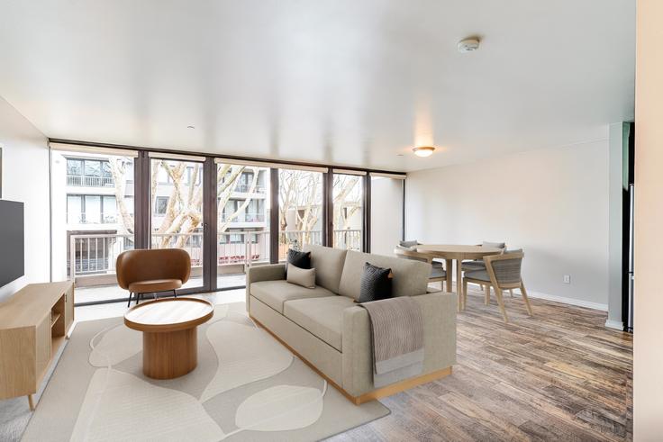 Elegante sala de estar con mobiliario moderno en un apartamento en Harrison Tower Apartment Homes - 1417293 en Portland, Portland