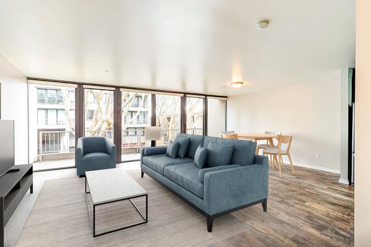 Harrison Tower Apartment Homes - 1417293 adresindeki bir dairede modern mobilyalarla zarif bir şekilde tasarlanmış oturma odası Portland, Portland