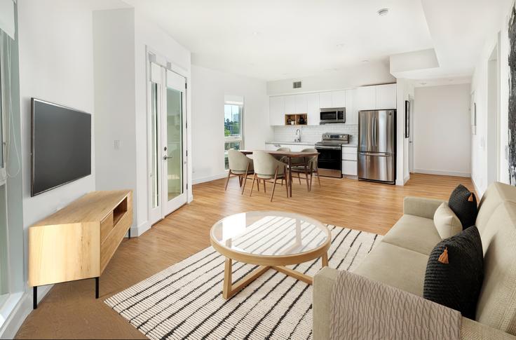 Los Angeles, Los Angeles 소재 Mariposa on 3rd 유닛에 마련된, 현대적인 가구로 꾸며진 우아한 디자인의 거실