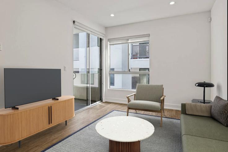 Elegant gestaltetes Wohnzimmer mit moderner Einrichtung in einer Wohnung im Mariposa on 3rd in Los Angeles, Los Angeles