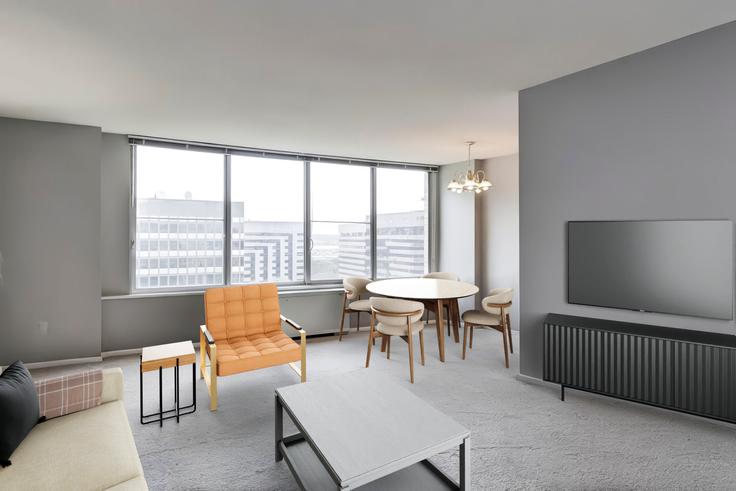 Elegant gestaltetes Wohnzimmer mit moderner Einrichtung in einer Wohnung im Crystal Plaza in Arlington, Arlington Elegant gestaltetes Wohnzimmer mit moderner Einrichtung in einer Wohnung im Crystal Plaza in Arlington, Arlington