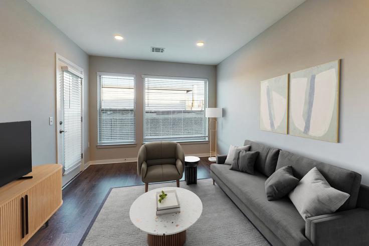 Avalon yonkers adresindeki bir dairede modern mobilyalarla zarif bir şekilde tasarlanmış oturma odası Yonkers, Yonkers