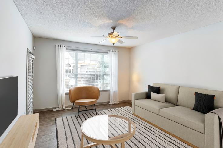 Sandy Springs Sandy SpringsのPerimeter 5550のアパートメントにある、モダンな家具を備えたエレガントなデザインのリビングルーム