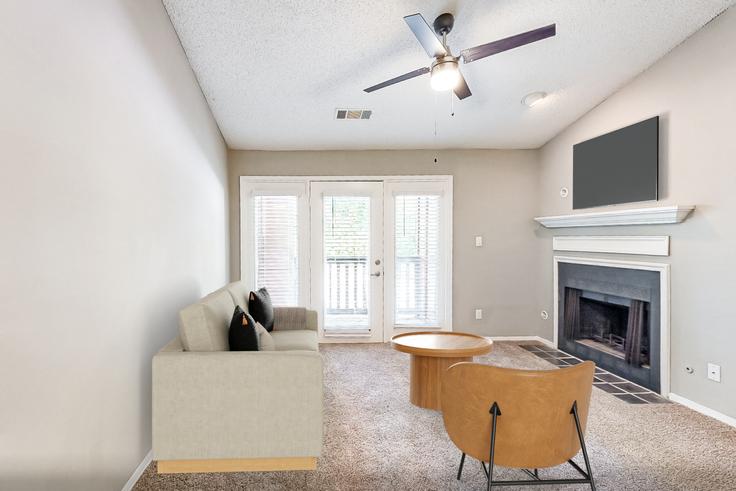 Sala de estar elegantemente projetada com móveis modernos em um apartamento no The Addison at Sandy Springs em Sandy Springs, Sandy Springs Sala de estar elegantemente projetada com móveis modernos em um apartamento no The Addison at Sandy Springs em Sandy Springs, Sandy Springs