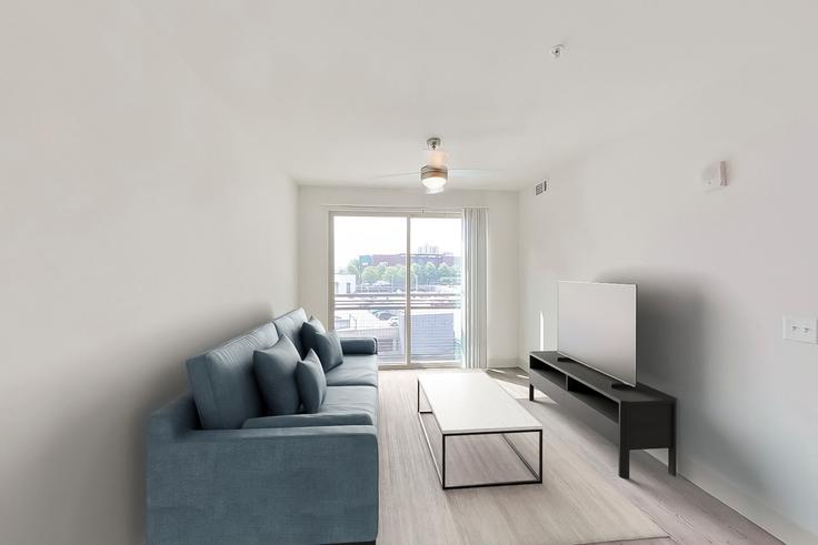 Salle de séjour élégante avec mobilier moderne dans un appartement à Cortland at Phipps Plaza à Atlanta, Atlanta