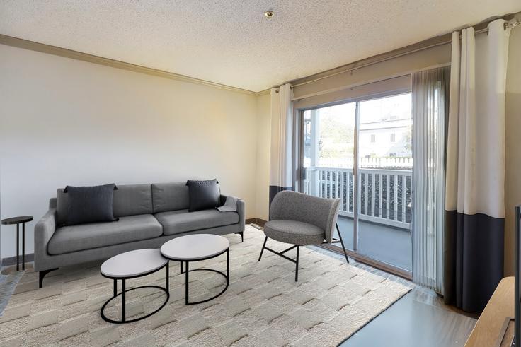 Atlanta, Atlanta에 위치한 Cortland Uptown Buckhead 아파트의 세련된 인테리어가 돋보이는 거실