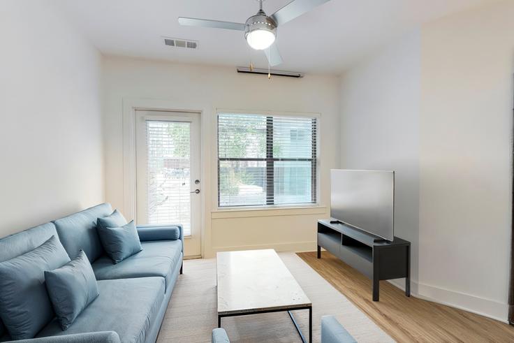 Salle de séjour élégante avec mobilier moderne dans un appartement à Cortland At The Battery Atlanta à Atlanta, Atlanta