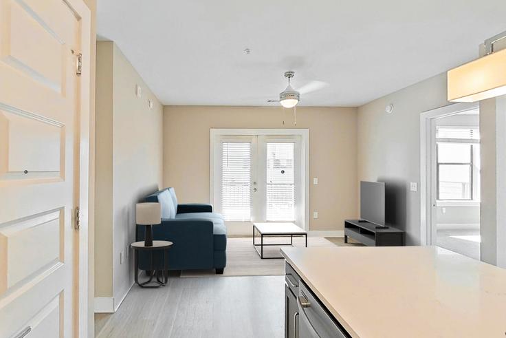 Salle de séjour élégante avec mobilier moderne dans un appartement à Cortland At The Battery Atlanta à Atlanta, Atlanta