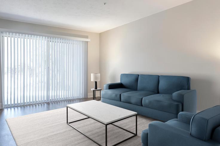 Elegante sala de estar con mobiliario moderno en un apartamento en Cortland Watermark en Marietta, Marietta Elegante sala de estar con mobiliario moderno en un apartamento en Cortland Watermark en Marietta, Marietta