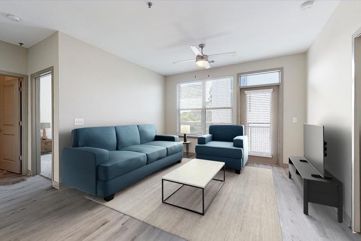 Elegante sala de estar con mobiliario moderno en un apartamento en Cortland on Ponce en Decatur, Decatur